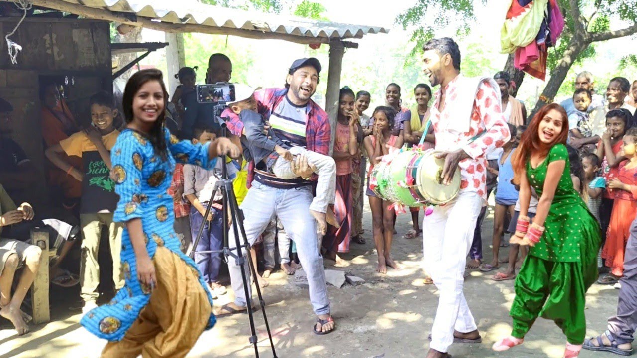 ढोलक की धुन सुन लड़कियां नाचने पर हुई मजबूर  वीडियो देख टेंशन फ्री हो जाओगे |siraj ashu bachchan|