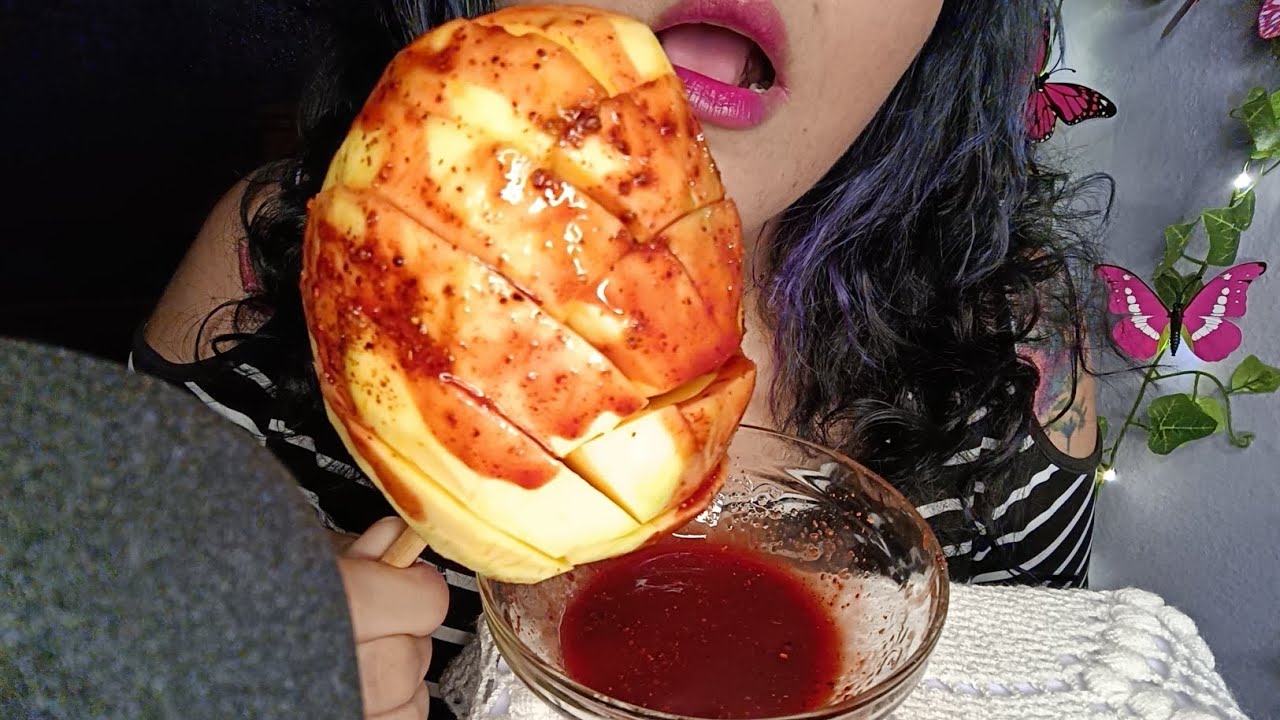 ASRM comiendo mango con chamoy y tajin