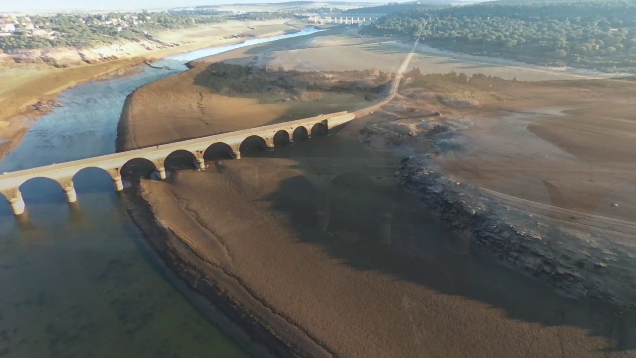 A vista de pájaro el antiguo puente  de la Estrella