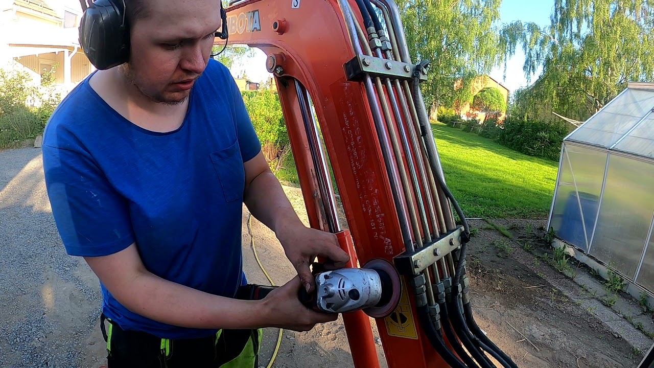 bygger hydraliskt skoplås och extra hydralik till minigrävare