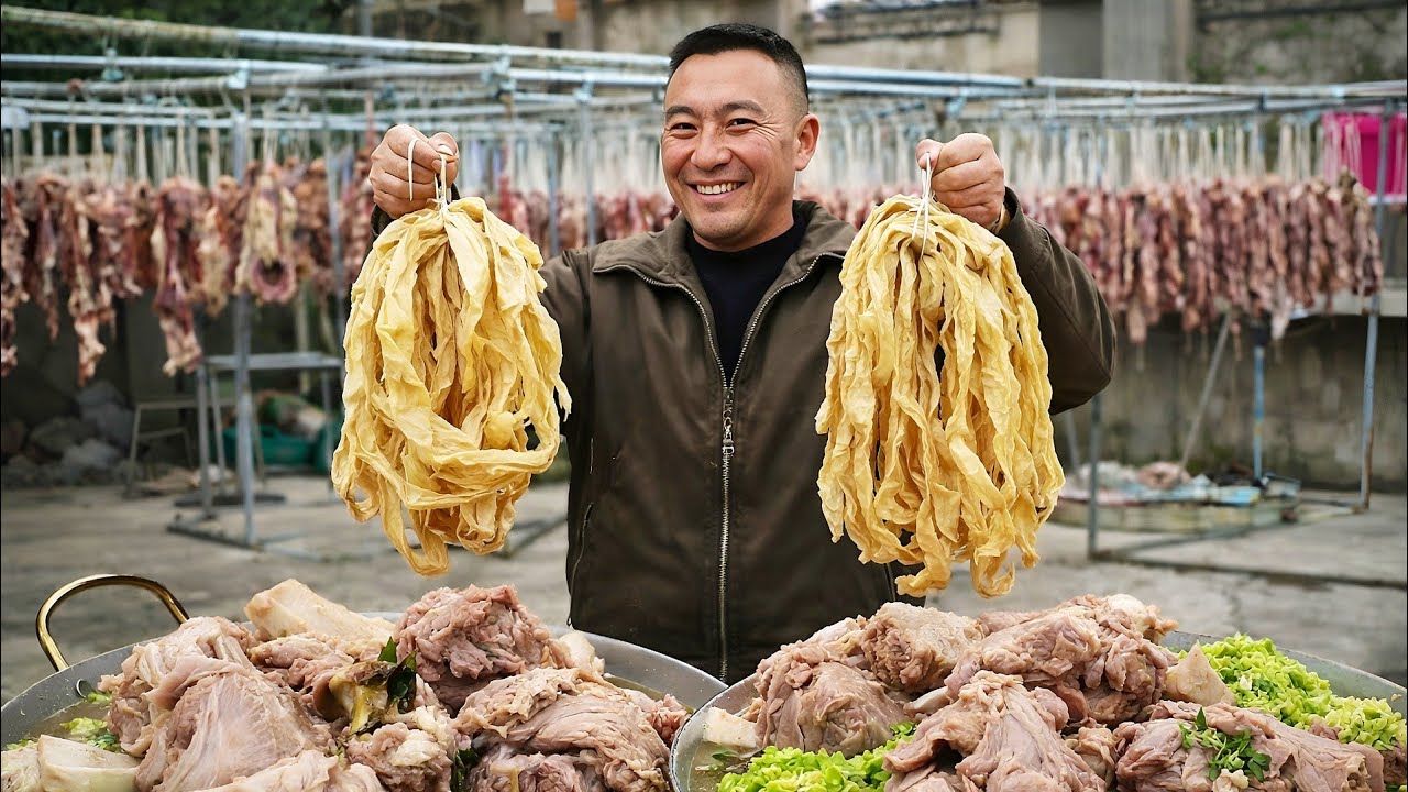 Это тушеное мясо на свиных костях в чугунном горшочке было невероятно вкусным! | Уютная деревенск...