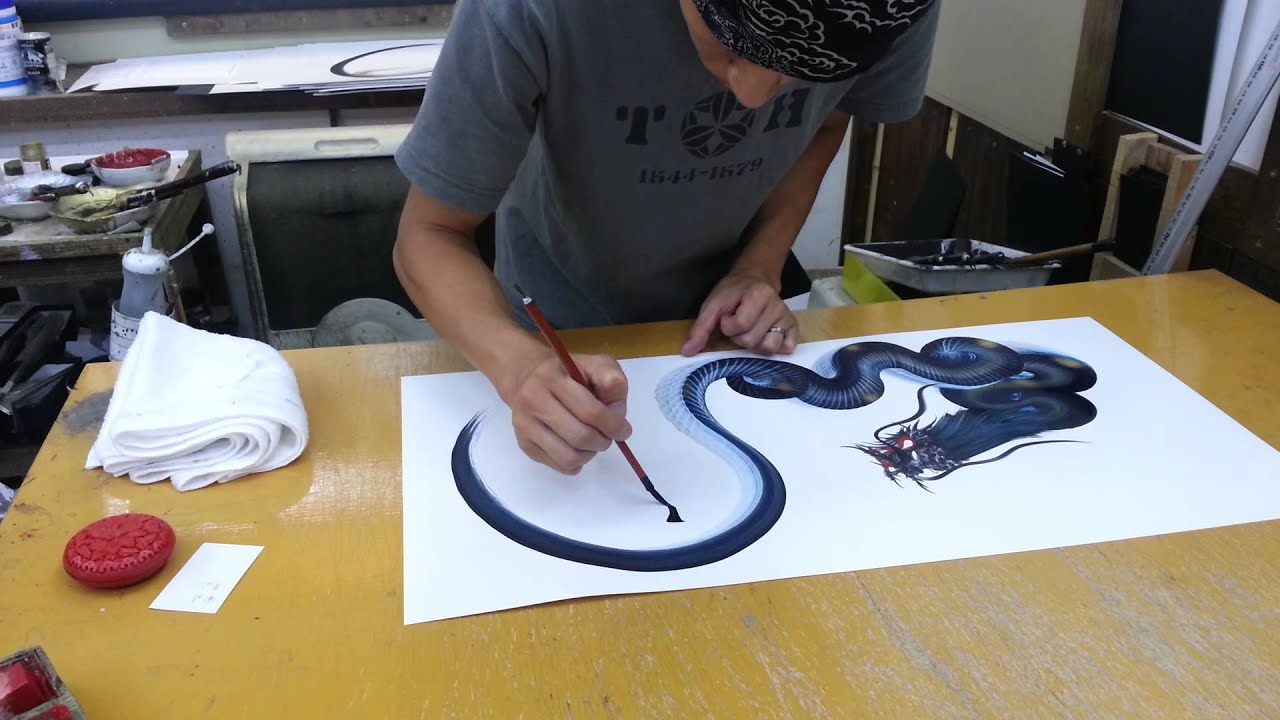 Artista dibujando dragon Nikko