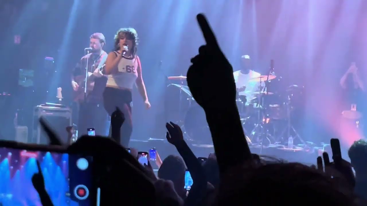 Lola Young the final song Messy in de Melkweg Amsterdam