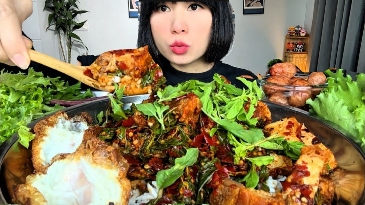 Thaifood ASMRข้าวกระเพาหมูกรอบพริกแห้ง หมูกรอบชิ้นโตๆกับไส้กรอกอีสาน Spicy crispy pork MUKBANG SHOW