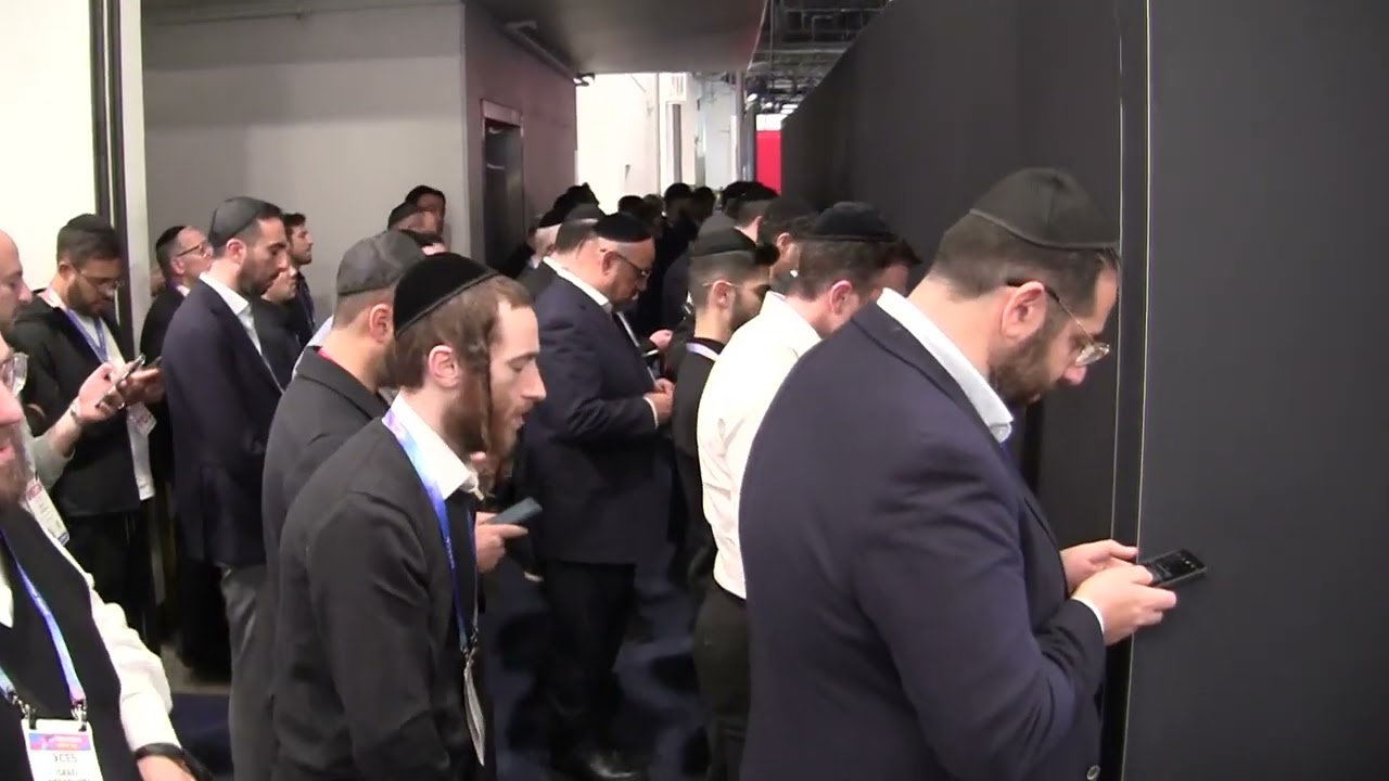 Jews attending #ConsumerElectronicsShow in Vegas gather for p.m. prayer minyan in #CES corridor