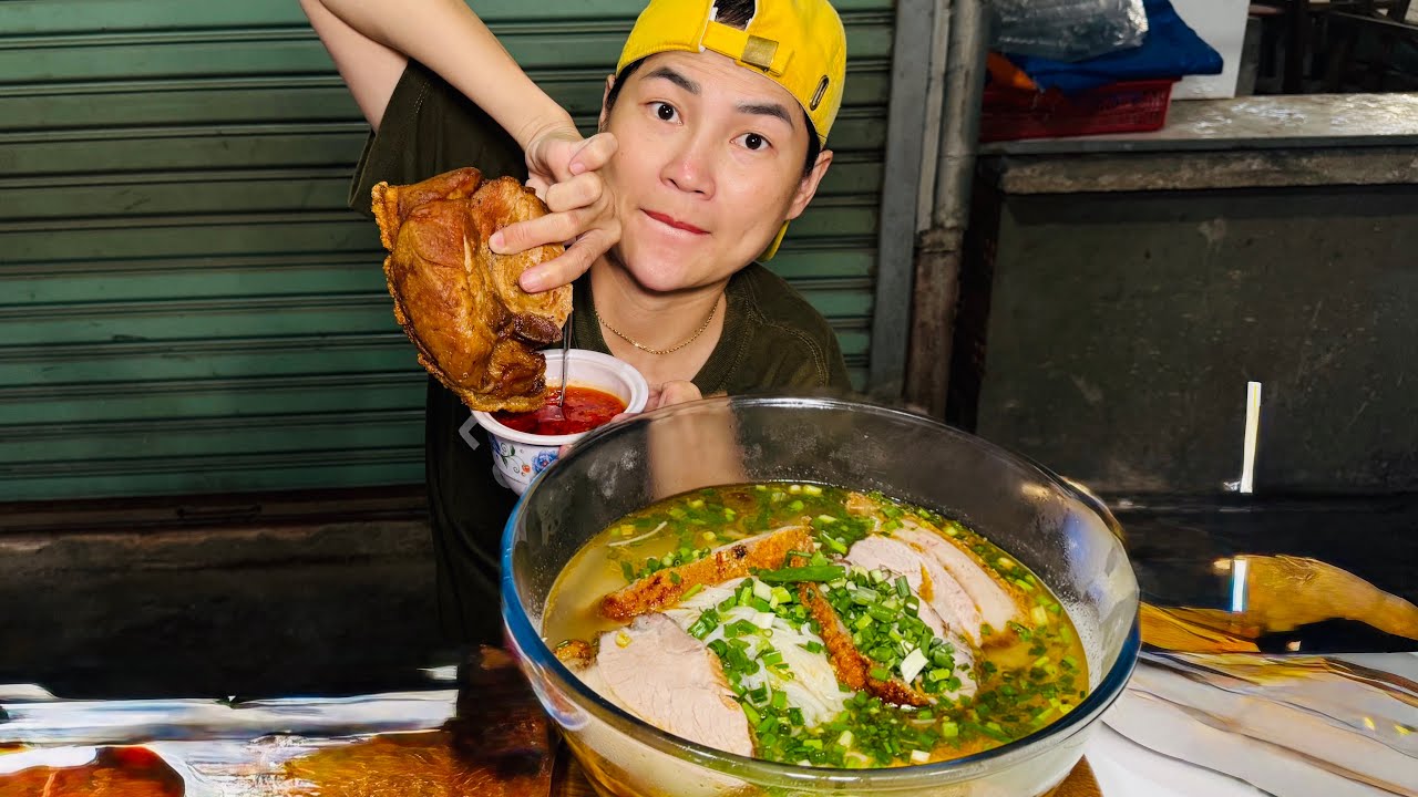 TÔ PHỞ CÀNG ĂN CÀNG NỞ KHIẾN NGA SUMO TOÁT CẢ MỒ HÔI HỘT .LIỆU THỬ SỨC NÀY CÓ QUÁ KHÓ HAY KHÔNG ?