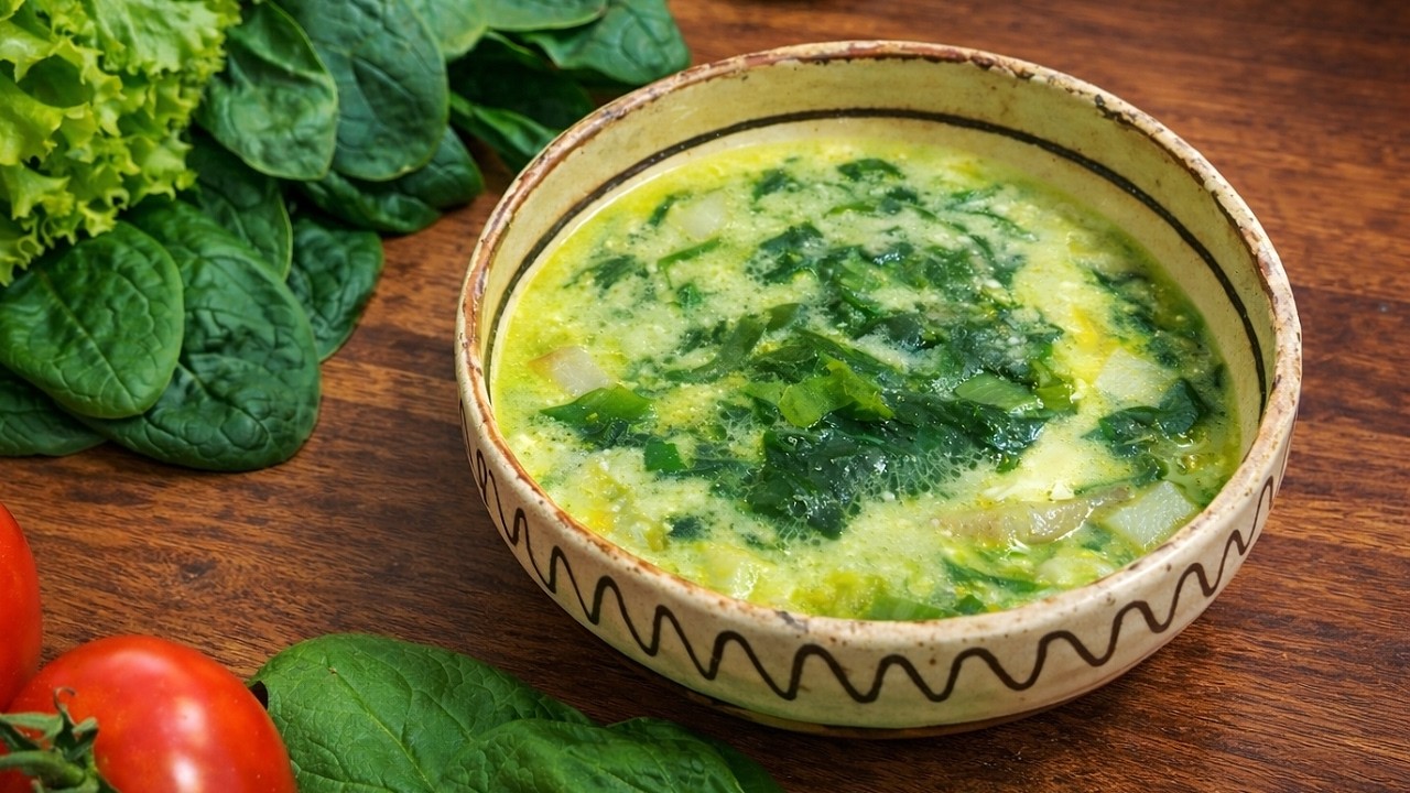 NU ai m&acirc;ncat așa CIORBĂ DE SPANAC cu SALATA VERDE - cea mai gustoasă si rapida ciorba de sezon