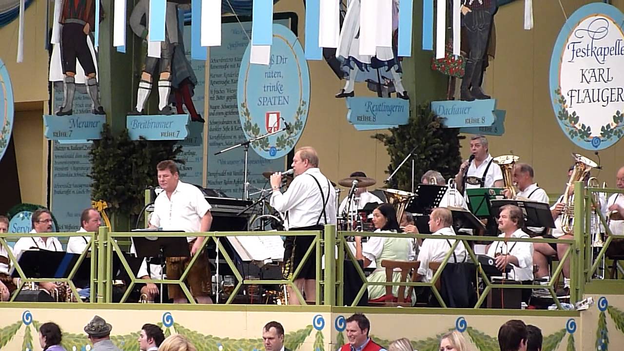 Oktoberfest München ein Wiesn Festzelt. Blick durch die Ochsenbraterei