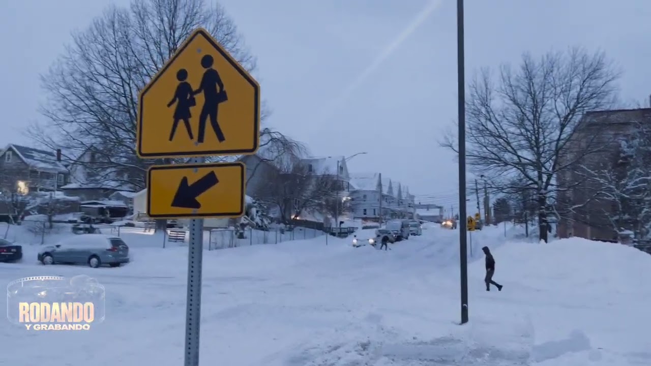 Un trabajo arduo para k la nieve no se pegue  en el patio de las escuelas south  Lawrence Boston EU.