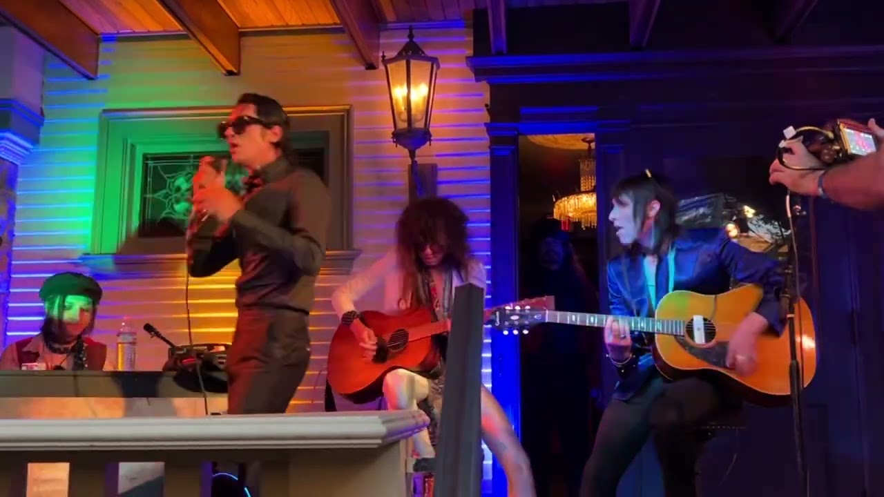 @PalayeRoyale Lonely Acoustic (7-14-2022)