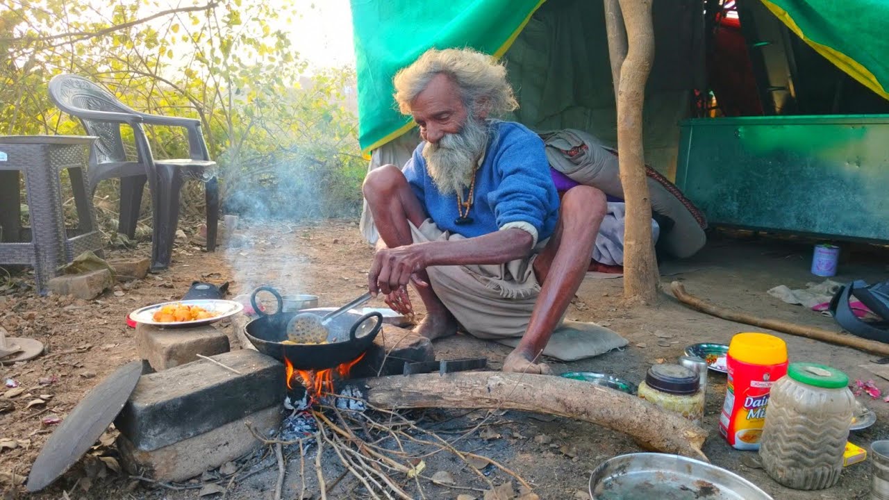 चित्रकूट के चमत्कारी राधे बाबा की कुटिया में पनीर के पकोड़े की प्रसादी #संत  @chitrakootDarshan
