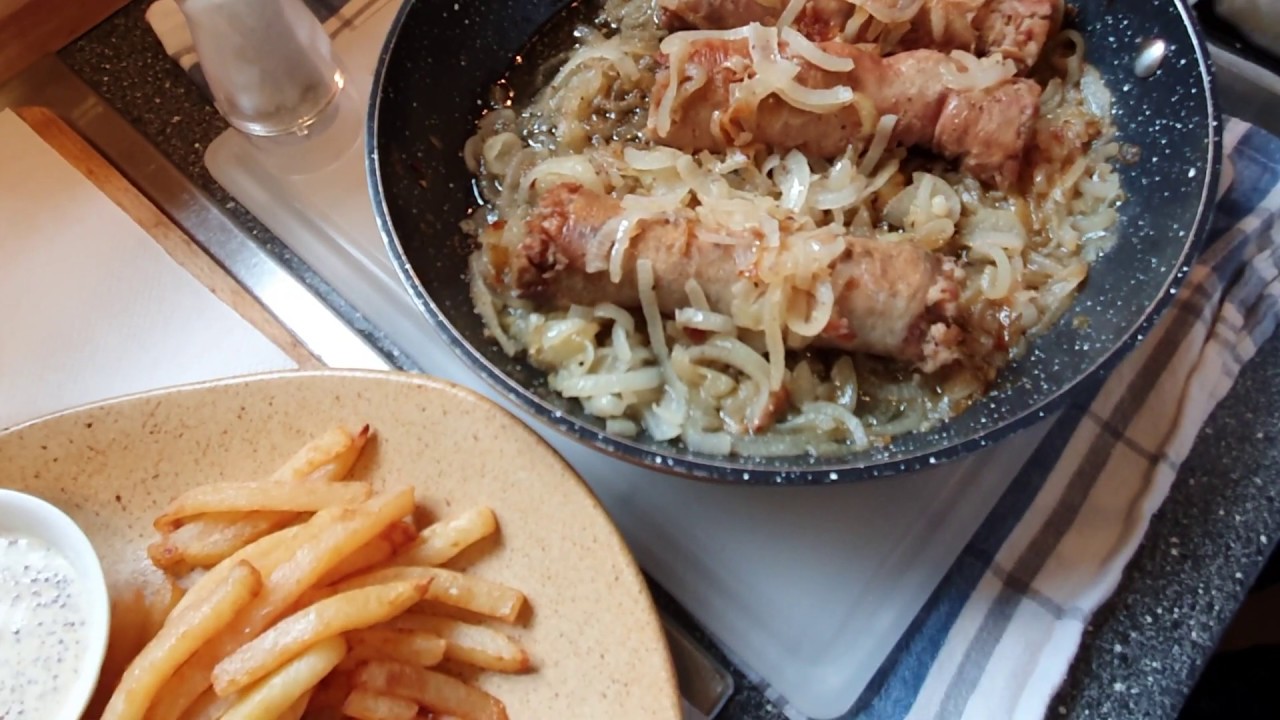 ANDOUILLETTES SUR LIT D'OIGNONS ET FRITES MAISON