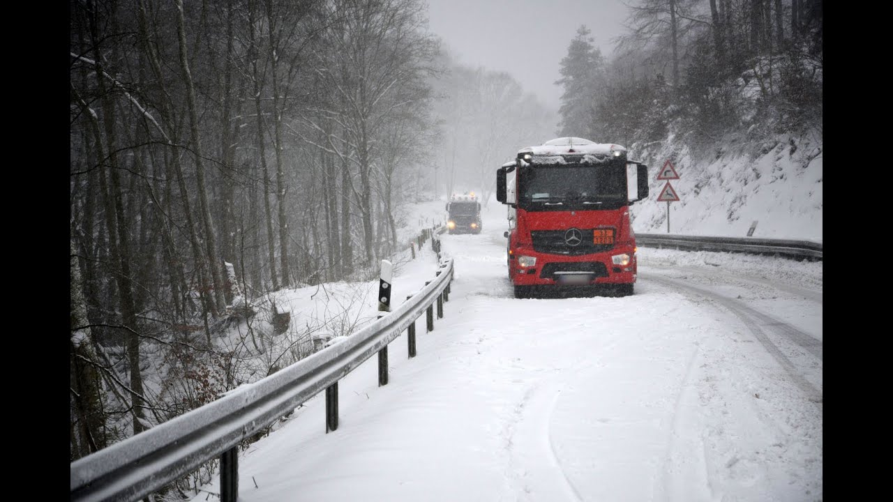 Rhein-Neckar-Kreis: Starke Schneef&auml;lle und Stra&szlig;engl&auml;tte - Lkw h&auml;ngen an Steigung fest