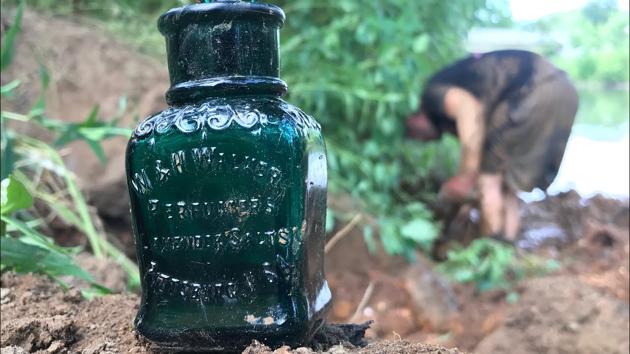 Bottle Digging a very rare Smelling salts, and Amber Coca Colas!