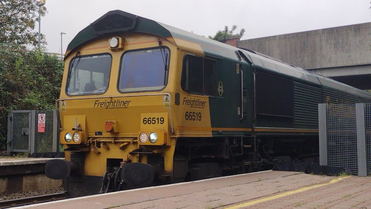 66519, 66510 & 165014 pass Stoke Mandeville - 8/10/21