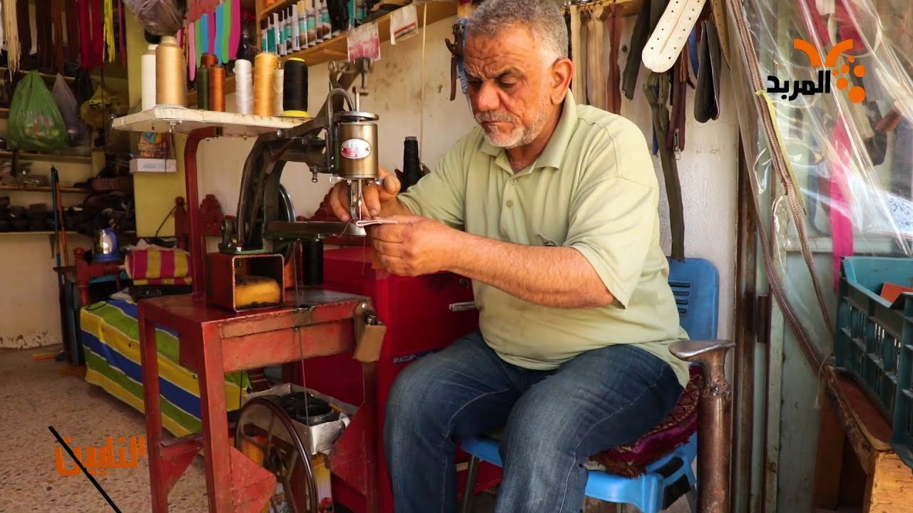 أبو مالك في الزبير .. أقدم صاحب مهنة الإسكافي يمارسها منذ 40 عام #بين_الناس