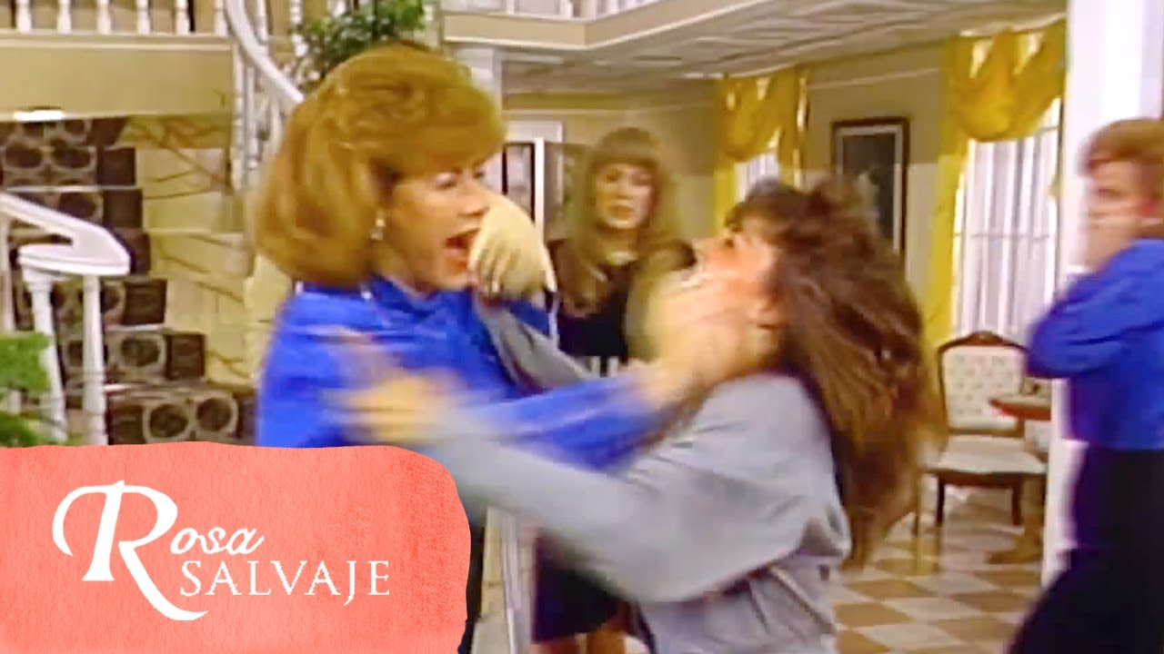 Dulcina core a Rosa tras pelearse a golpes | Rosa Salvaje | C-40 | tlnovelas