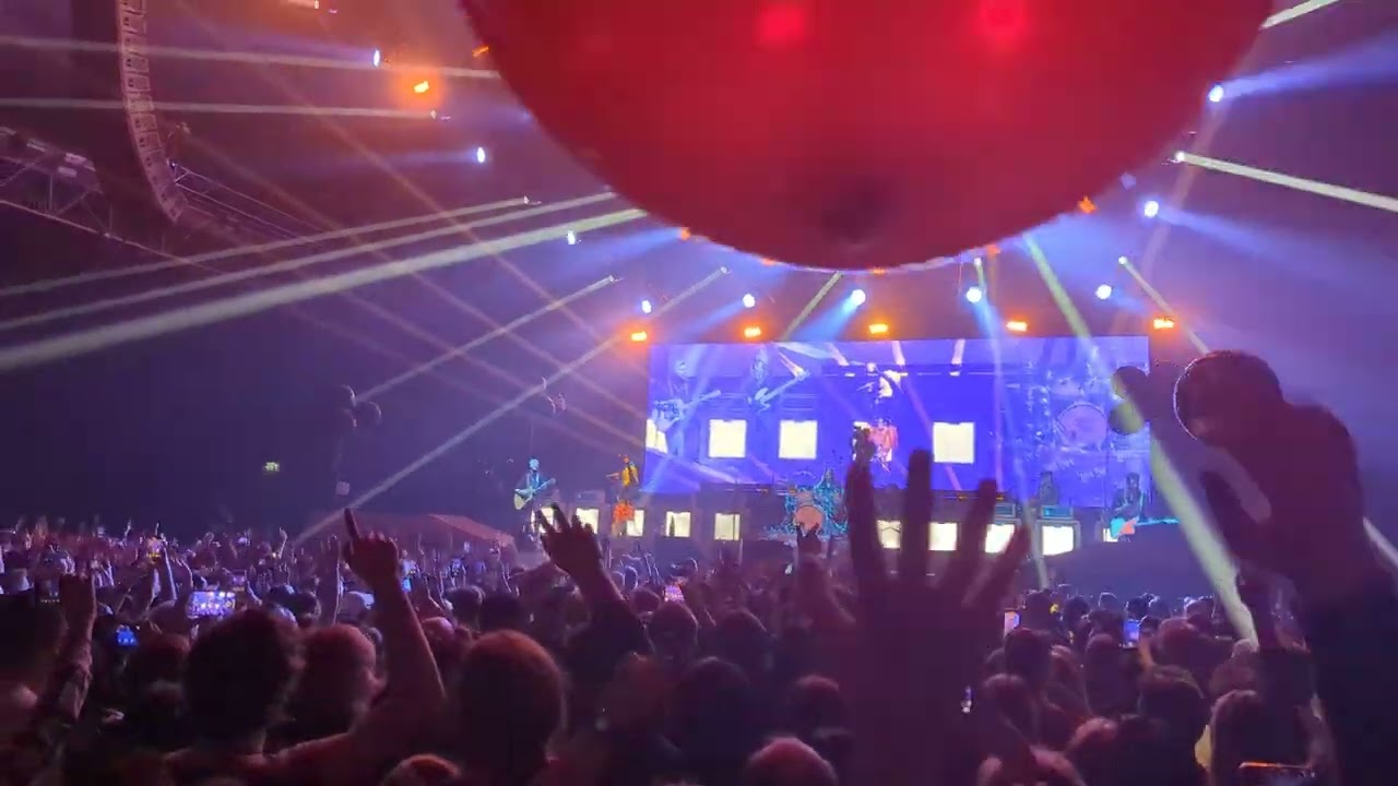 Avril Lavigne - Here's To Never Growing Up Live 4K 9/5/23