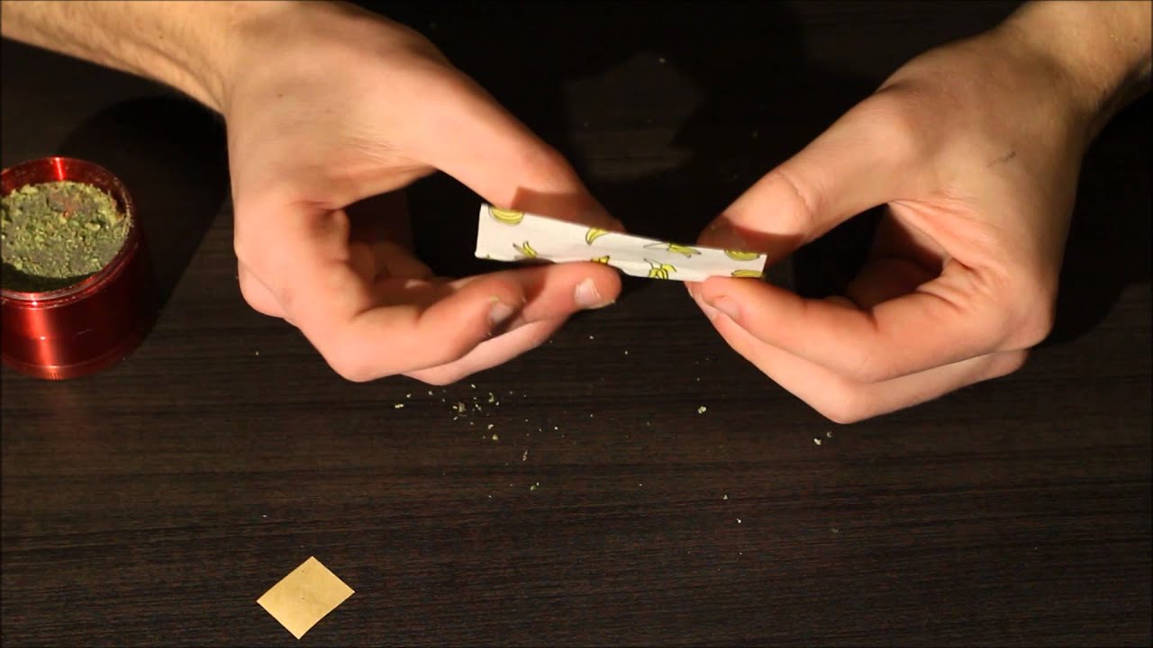 Rolling a Joint - Juicy Jay: Banana