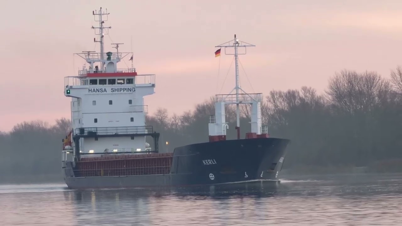 [ Highlight] Ship gliding through the Kiel canal | Relaxing Scenery | Germany