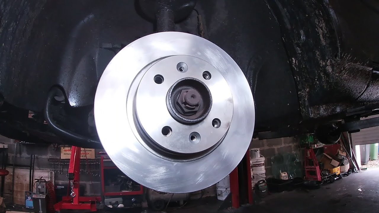changer les disques et plaquettes de frein avant Renault Twingo 1