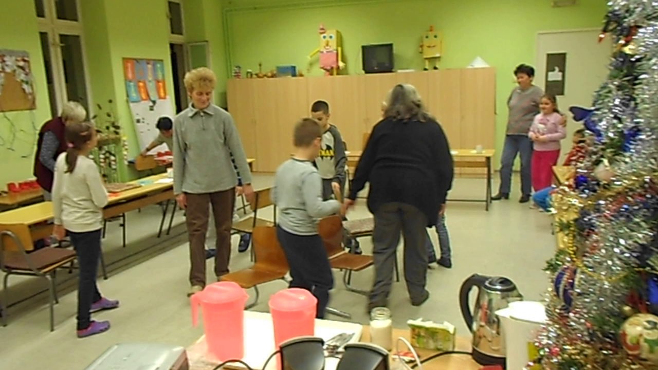 Muzicke stolice  bake i unuci