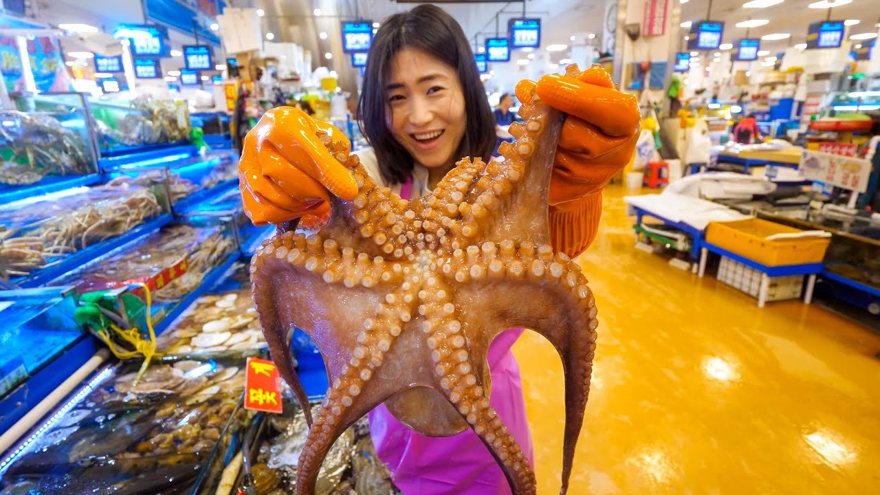 Korean Seafood Breakfast - BIG OCTOPUS + Extreme SQUIRTING Seafood in Seoul, South Korea!