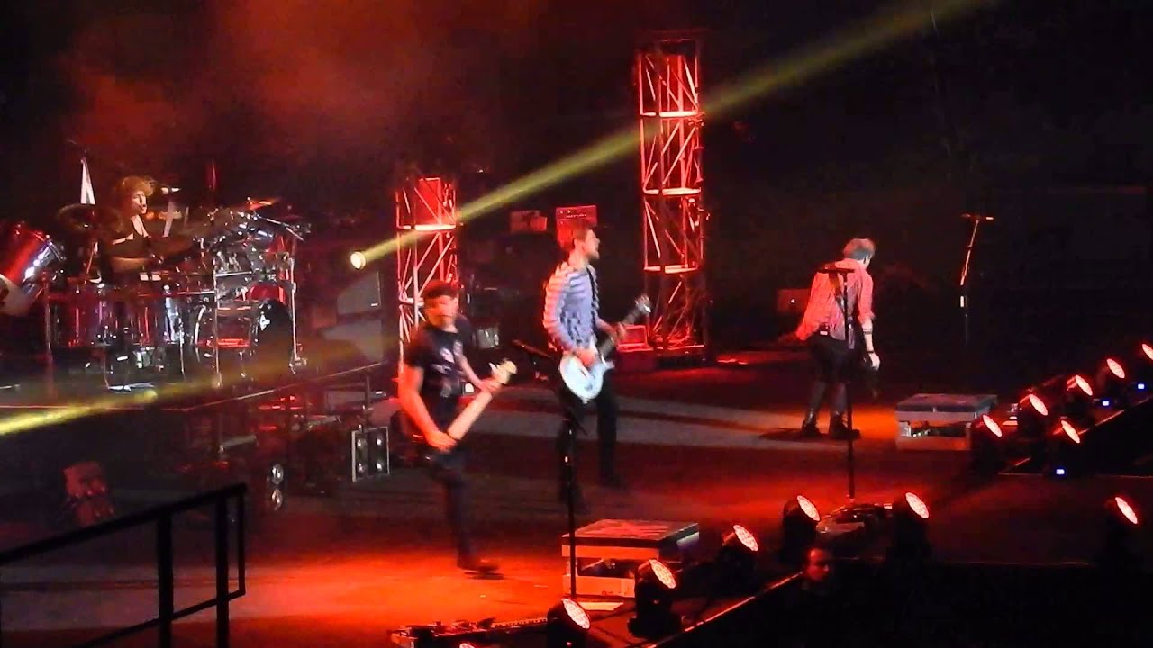 She Looks So Perfect- 5 Seconds of Summer Live @ The Mall of Asia Arena