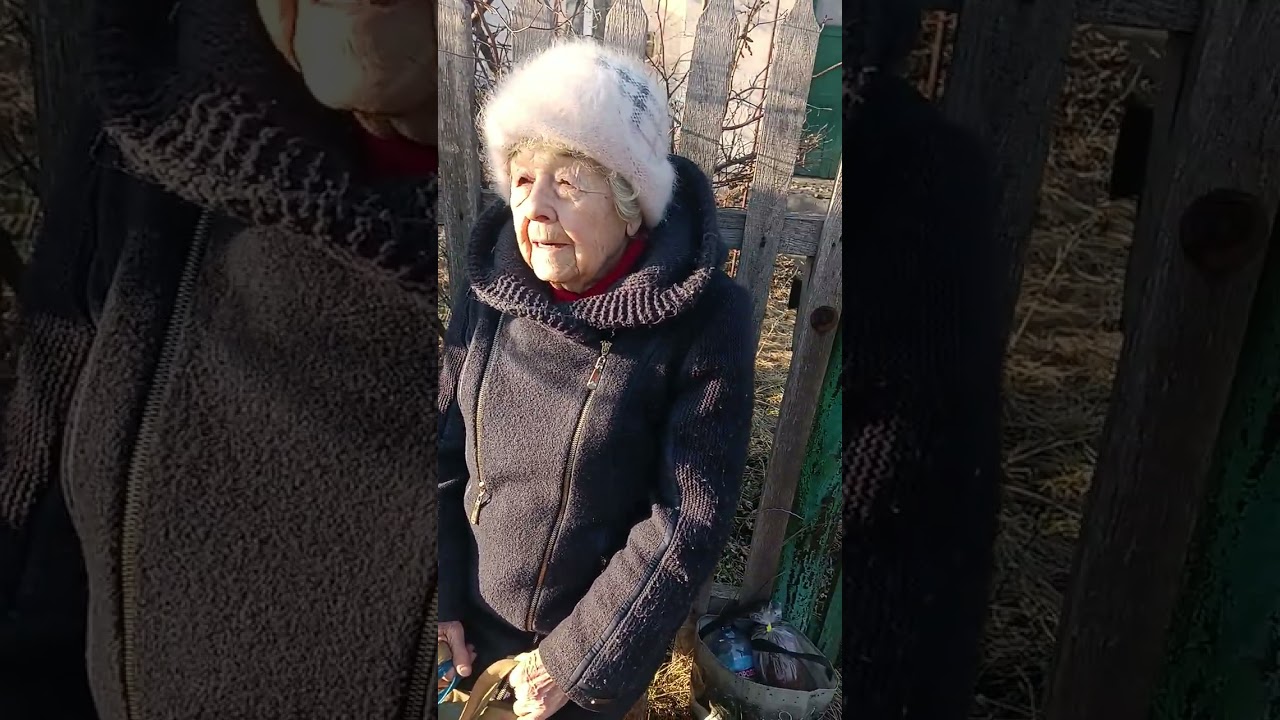 Сегодня наша ходьба через магазин...Греемся на лавочке.