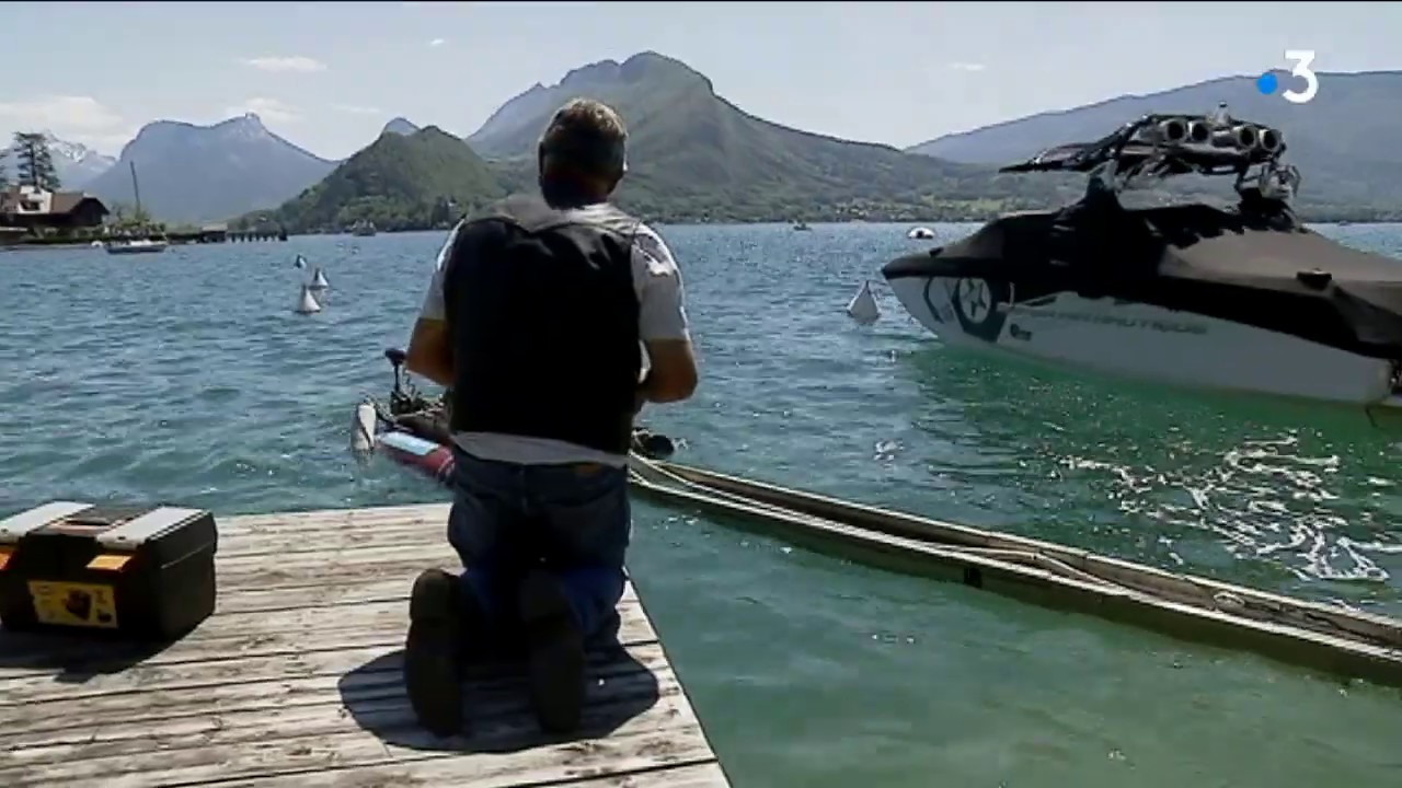 Haute-Savoie : Un homme nettoie la Baie de Talloires grâce à son invention : un bateau dépollueur