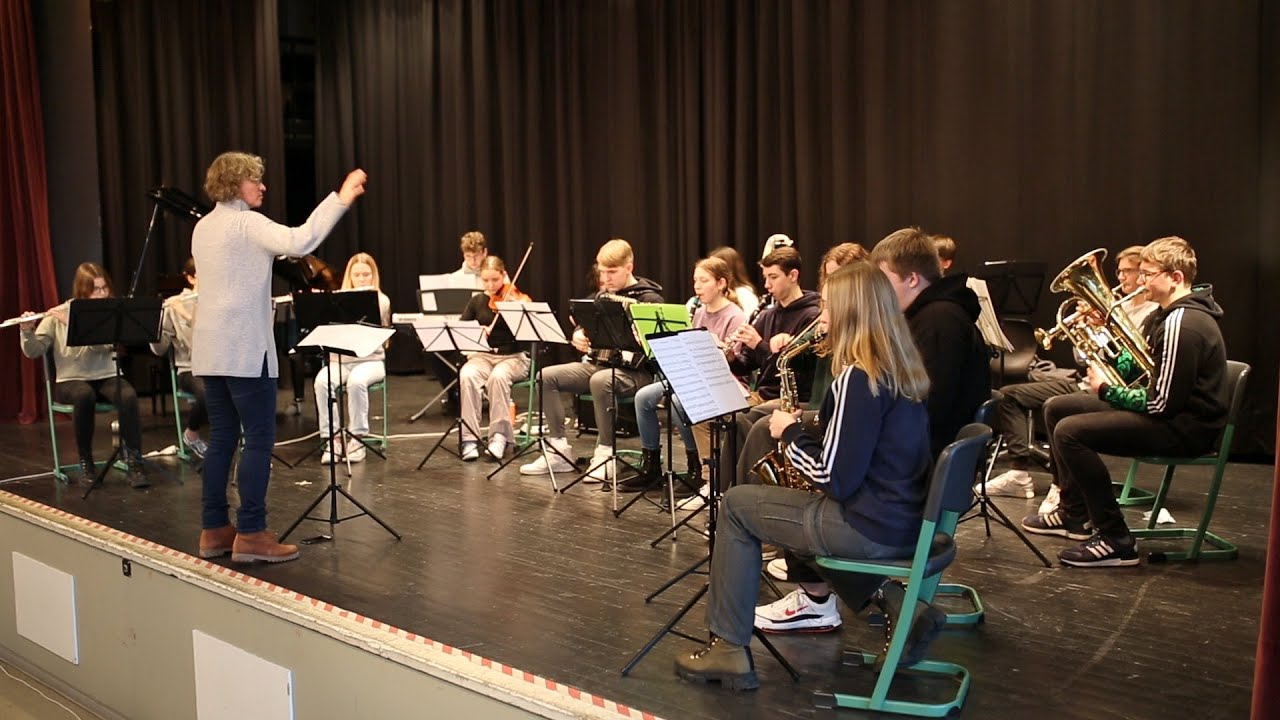 Der instrumentalpraktische Kurs der Q1 spielt 
