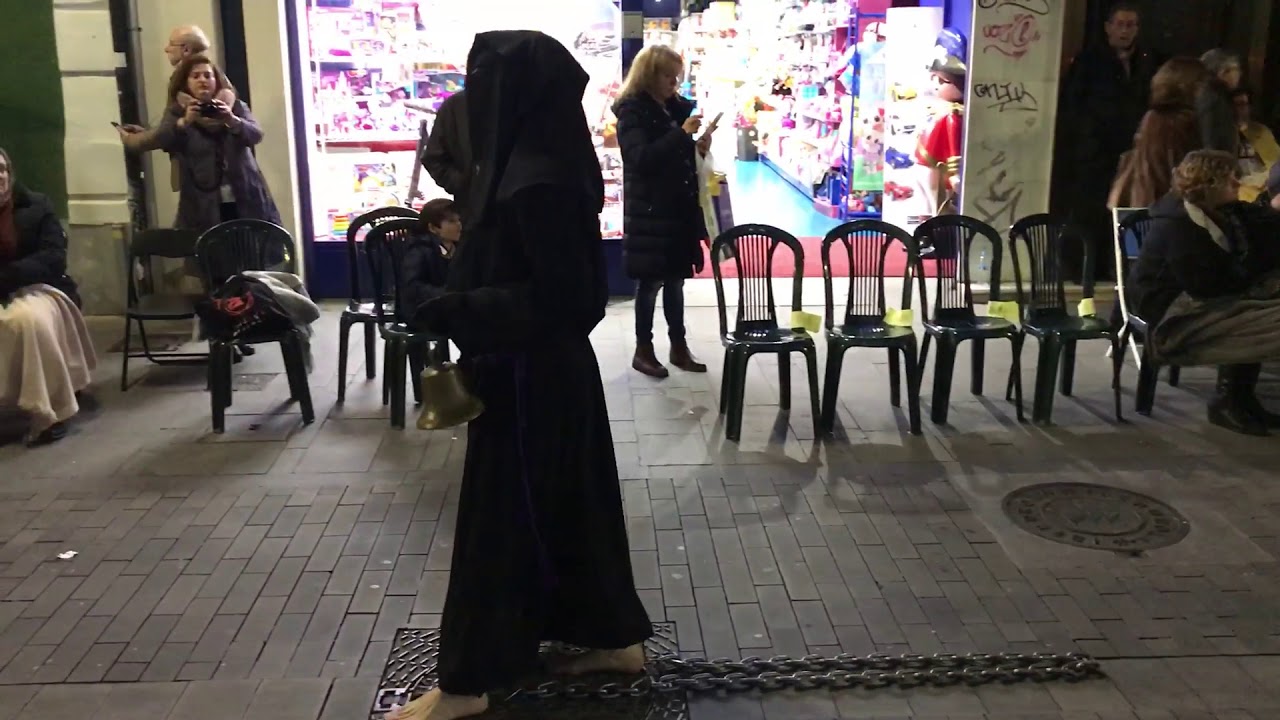 Penitentes llevando cadenas y cruces - Semana Santa - Procesión Diocesana Gandía 2018