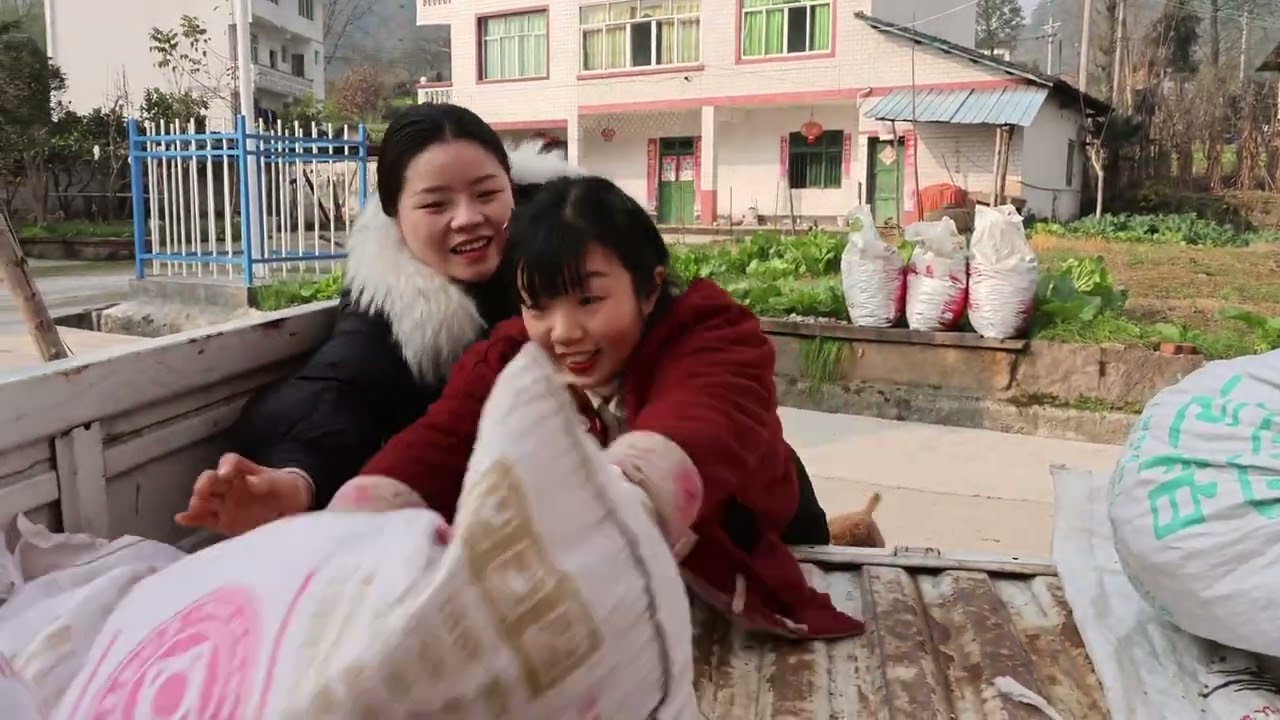 Two rural girls took 40 000 yuan into the mountains to consume. The roads in our mountains