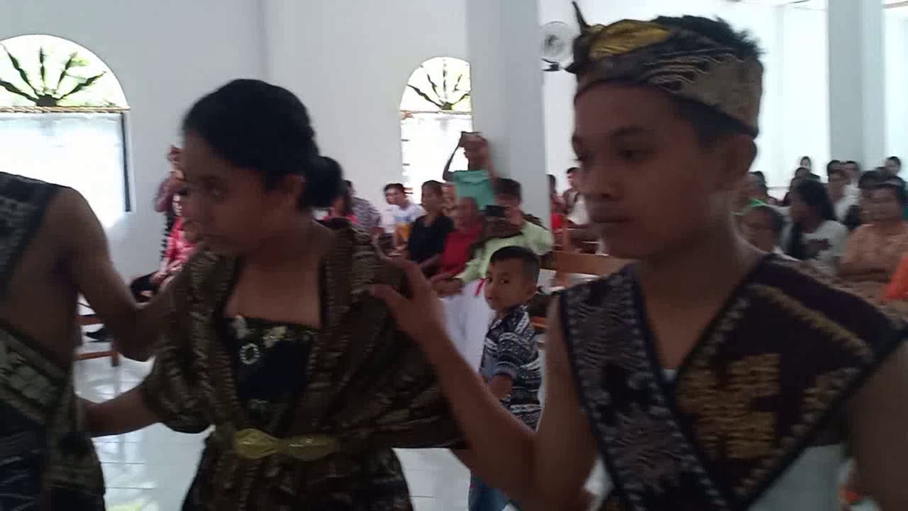 Tarian Padoa (Sabu) Diiringi Lagu Kidung Jemaat.