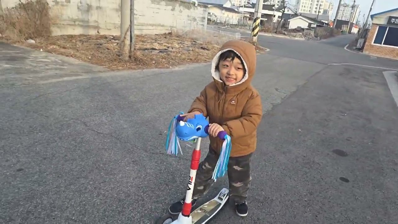 킥보드를 타고 어린이집에 가요
