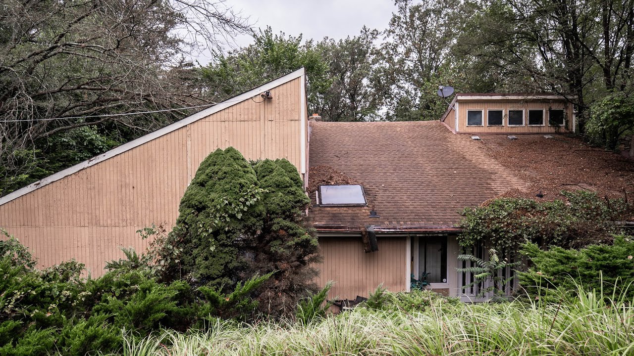 ABANDONED Ponzi Scheme Mansion & Jaguar Taken by the FBI | Everything Still Inside