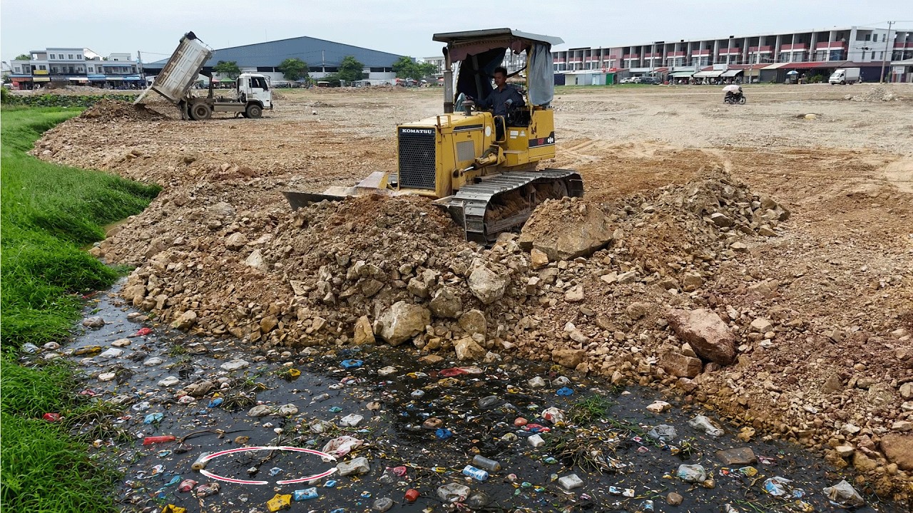 OMG Video! Komatsu D31P Dozer Pushing Soil into Dirty Garbage Canal to Fill Land