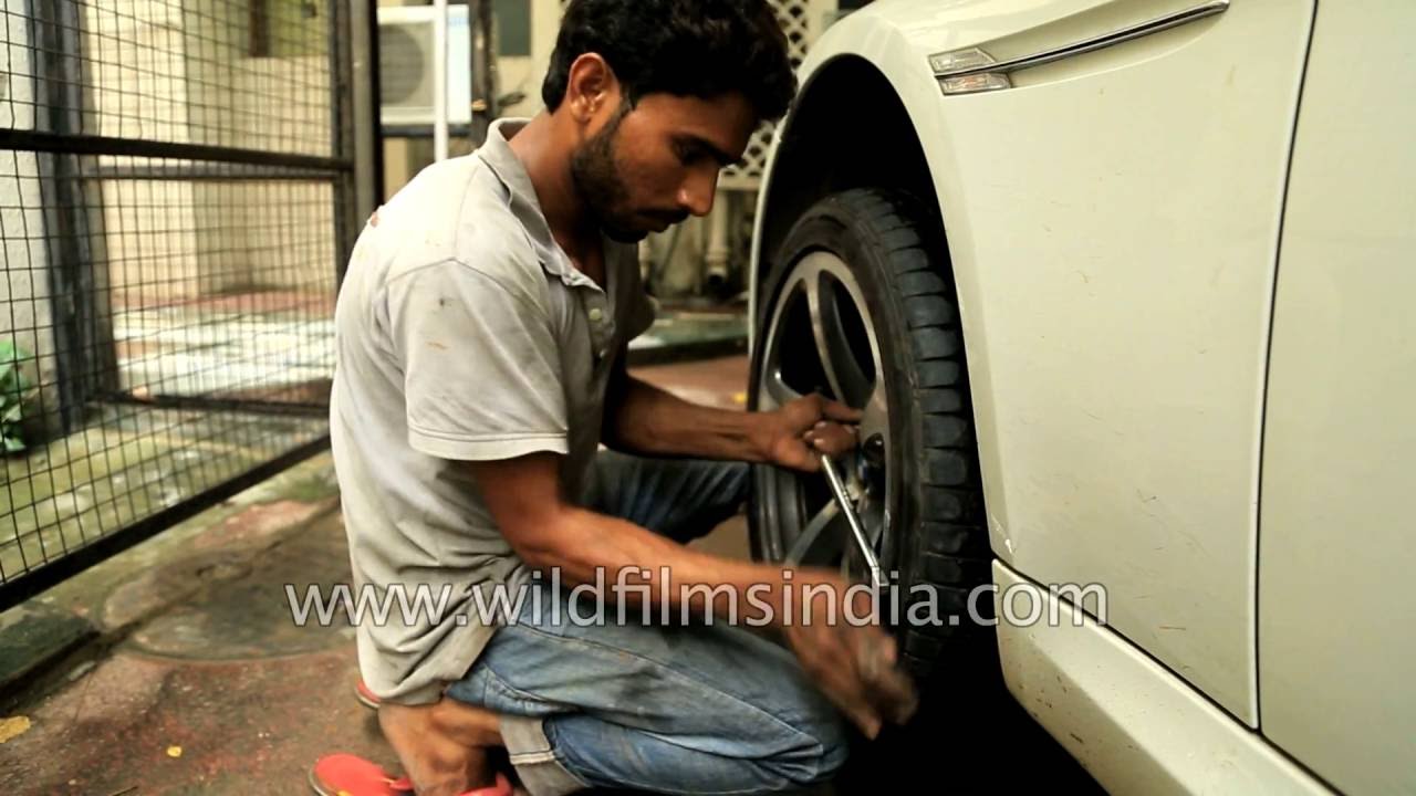 Affixing RFT tyre onto BMW 650i cabriolet, after repairing valve - nozzle