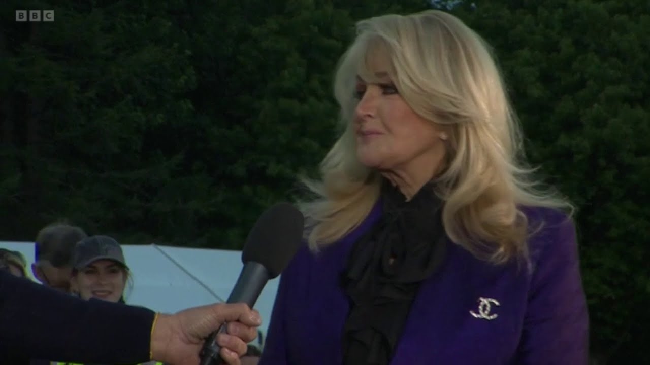 Bonnie Tyler at the Jubilee Beacon lighting - Oystermouth Castle - 2 June 2022