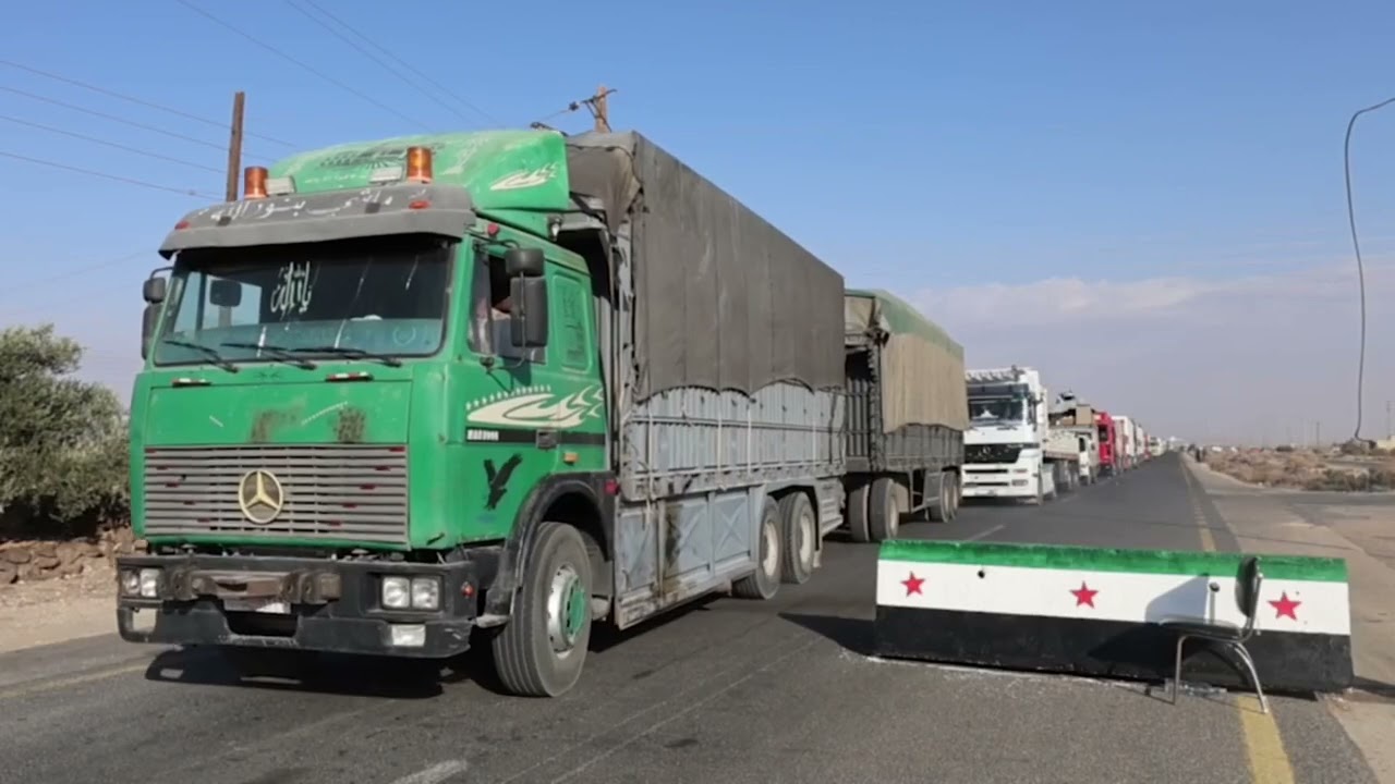جانب من دخول قافلة تجارية تضم نحو 100 شاحنة محملة بالمواد الأساسية إلى السويداء