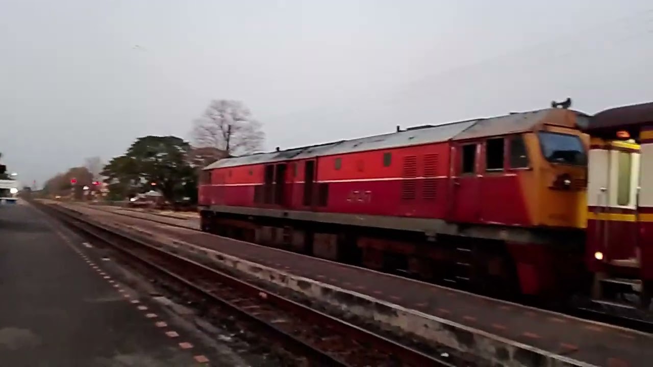GEA4545 รถธรรมดาที่ 211 จอด บางมูลนาก ช้า 4 นาที QSY.5201 รถด่วนดําที่ 638 ผ่าน บางมูลนาก