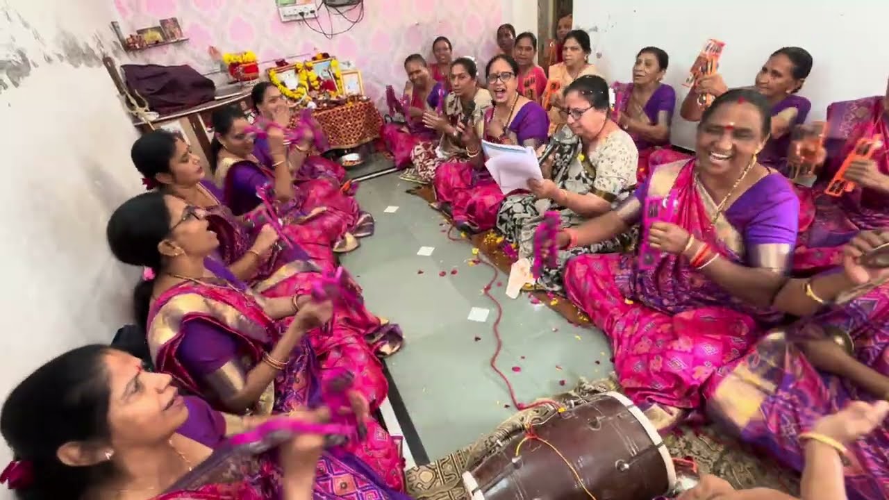 લખેલું છે 🌷નવા બેન નવું ભજન 🌷કાના ના હોથોં પર રાધાજી ના નામ