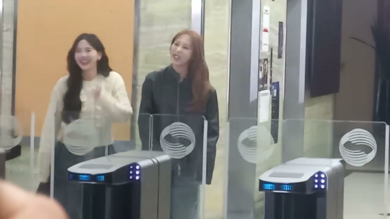 241218 오마이걸 효정,마마무 문별 볼륨을 높여요 퇴근길!!!