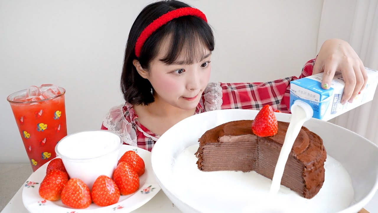 내 사랑 딸기🍓❤우유에 말아먹는 초코크레이프 케이크 먹방! (ft.생크림 딸기 그리고 후식까지…🙄) REALSOUND MUKBANG | strawberry, dessert :D
