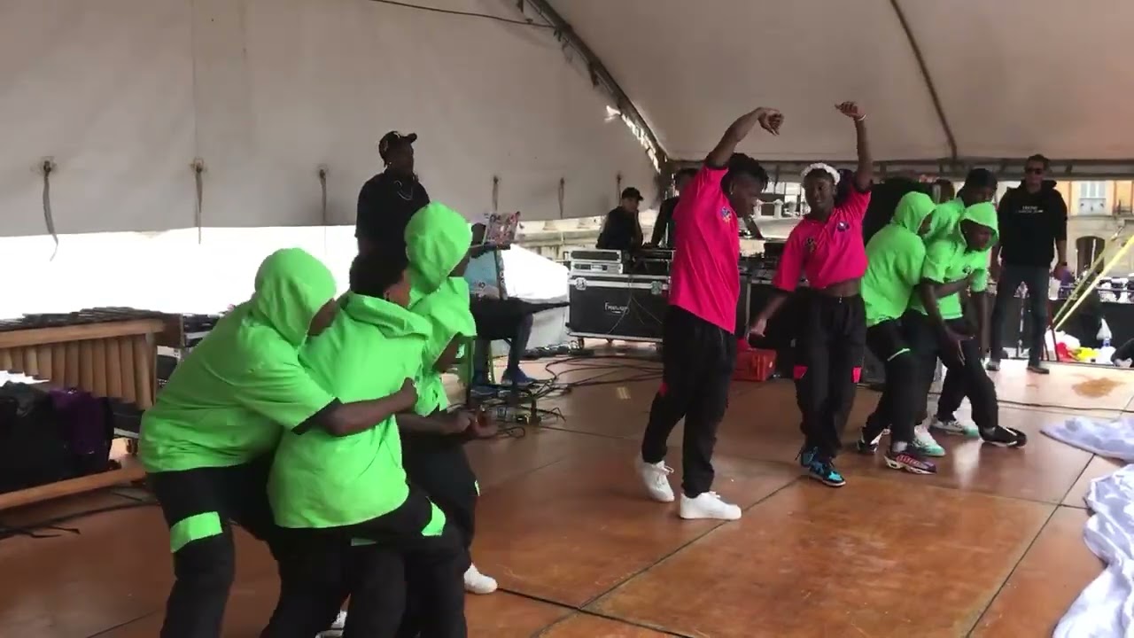 Así  fue la presentación de la agrupación de artistas de baile  chicos dances en la  ciudad Bogota