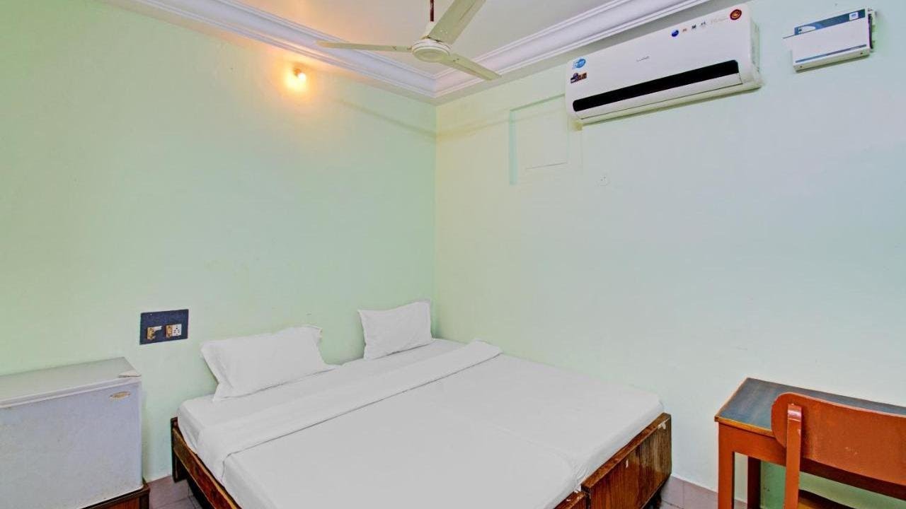 OYO Flagship 80532 Decent Residency, Kākināda, India