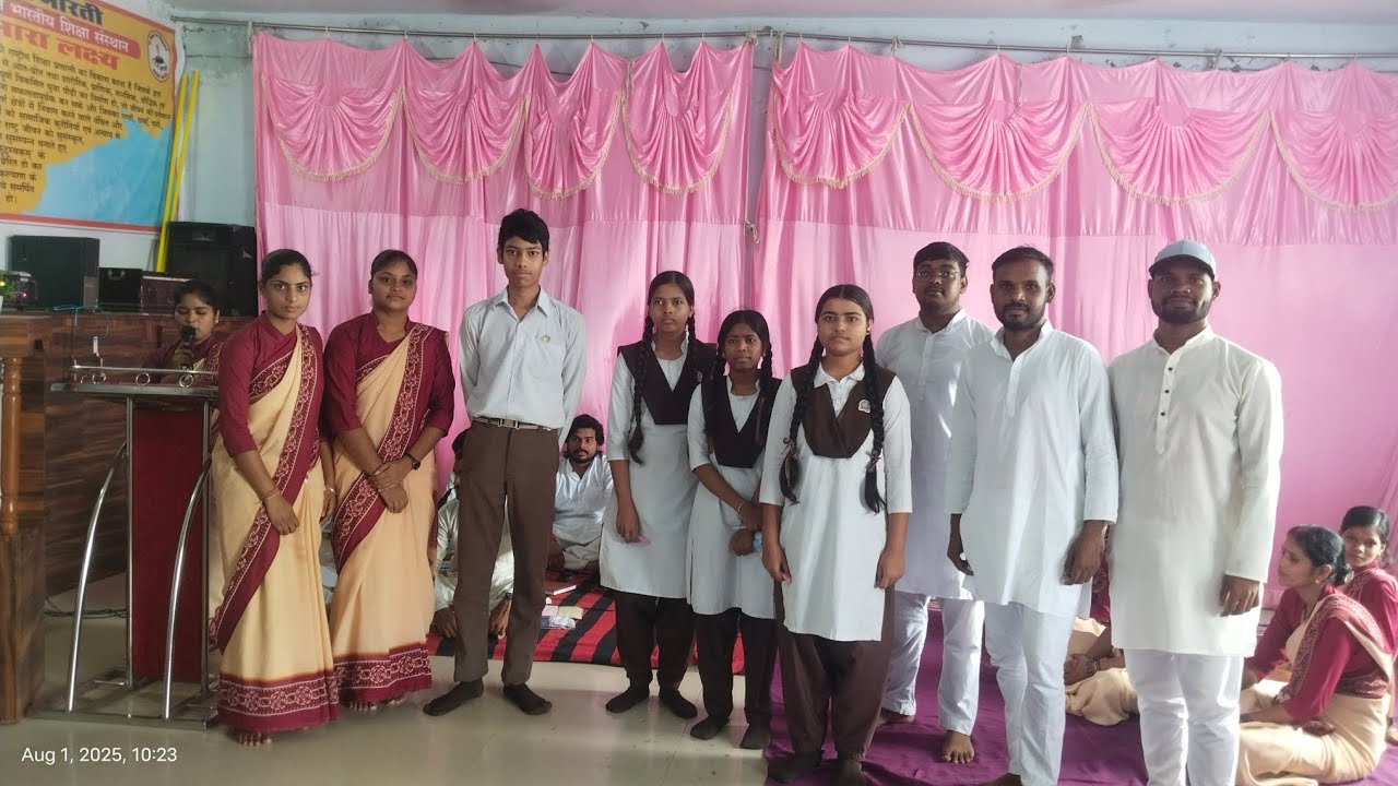 स.शि.म.वि चंद्रपुर में जुलाई 2025 में शत प्रतिशत उपस्थिति दर्ज करने वाले बच्चों को पुरुस्कृत किया।