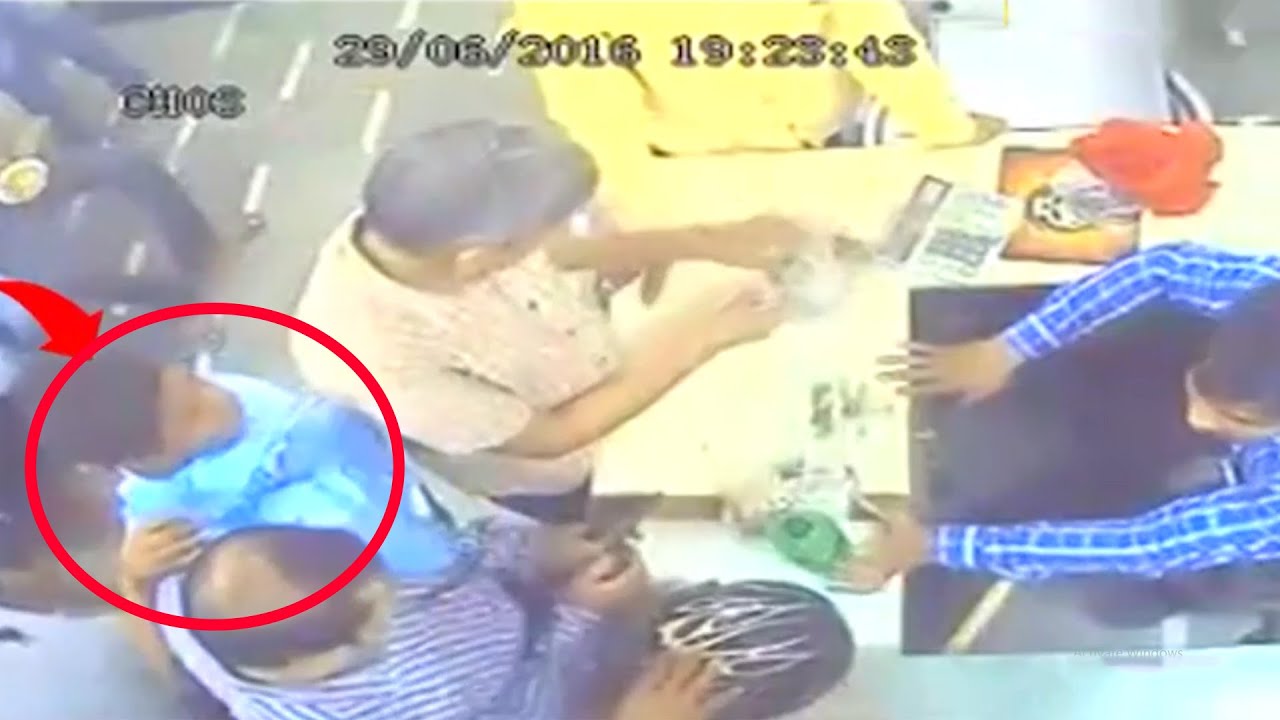 Two Kids Theft Expensive Mobile from Pocket of People - Caught on Camera
