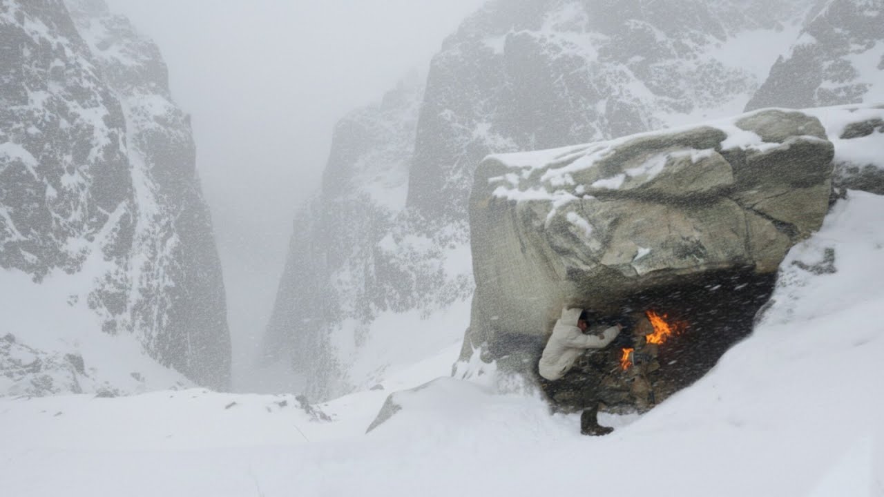 Extreme snowy winter camping in blizzard/building a stange but safe shelter in snowstorm /ASMR