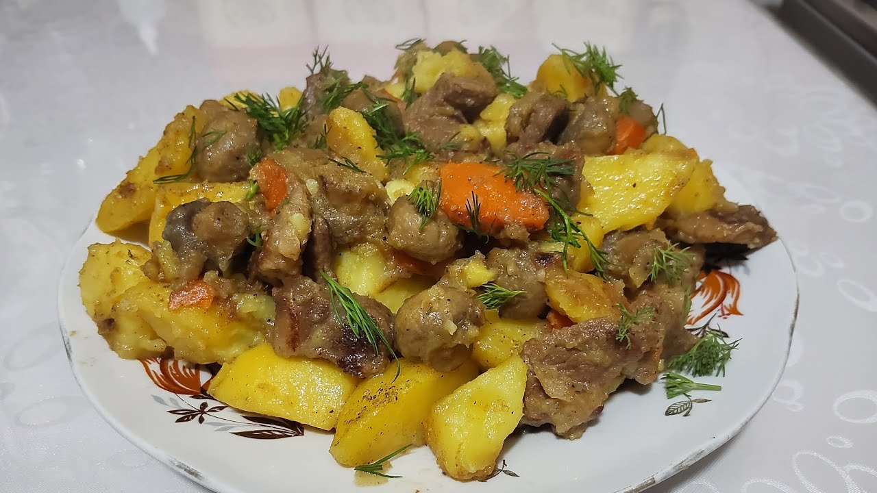 Картофель, тушенный с мясом и грибами 